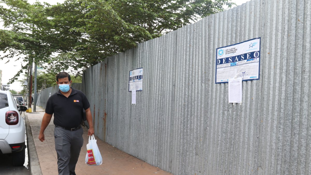 Desaseo. El Municipio colocó alrededor del cerramiento sellos de desaseo.
