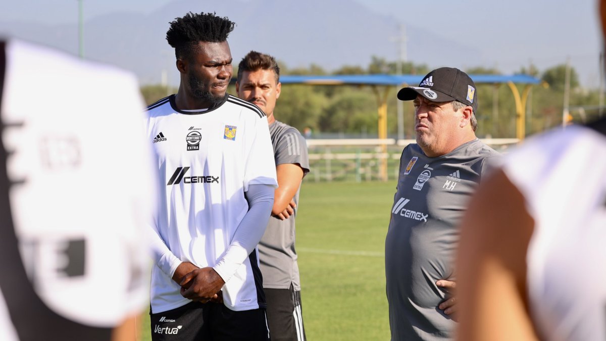 Jordy Caicedo, delantero ecuatoriano de Tigres, junto a Miguel Herrera, técnico del cuadro regiomontano.