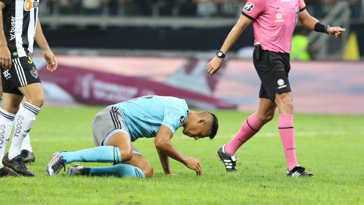 Mauro Quiroga, delantero de Emelec, en el piso se lamenta frente a Atlético Mineiro.