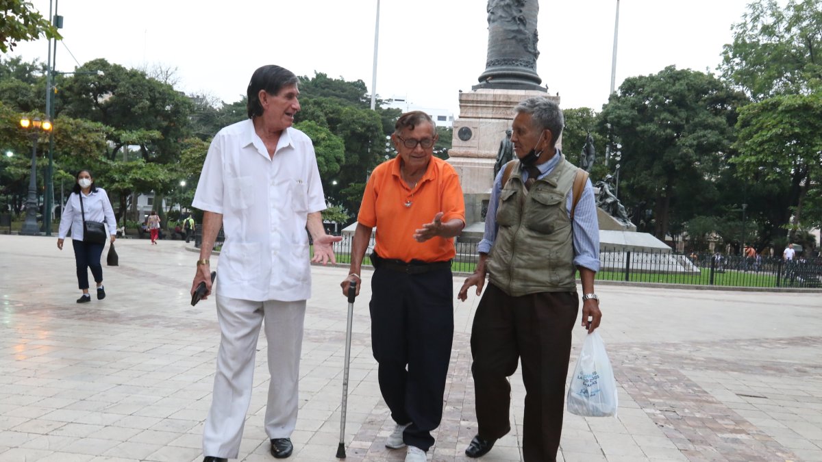Algunos adultos mayores se reúnen en el Parque Centenario.