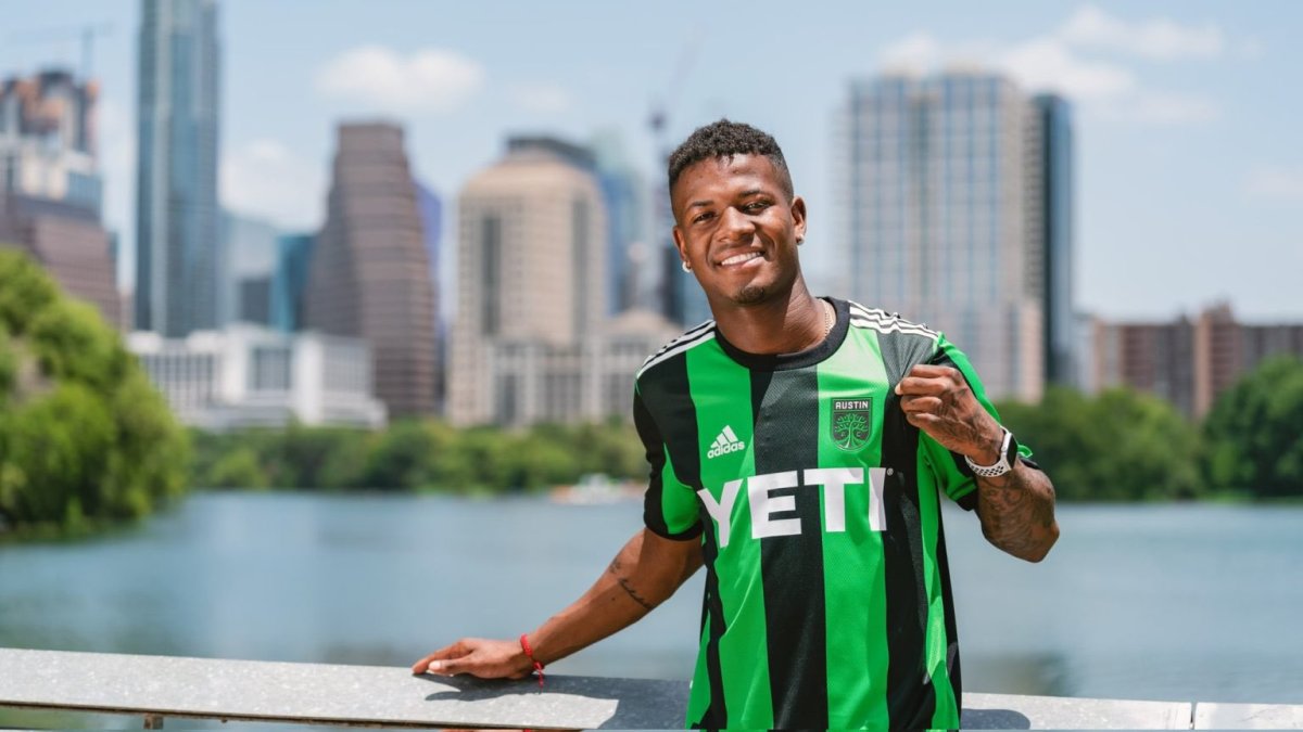 Washington Corozo, mediocampista ecuatoriano del Austin FC, muestra su nueva camiseta.