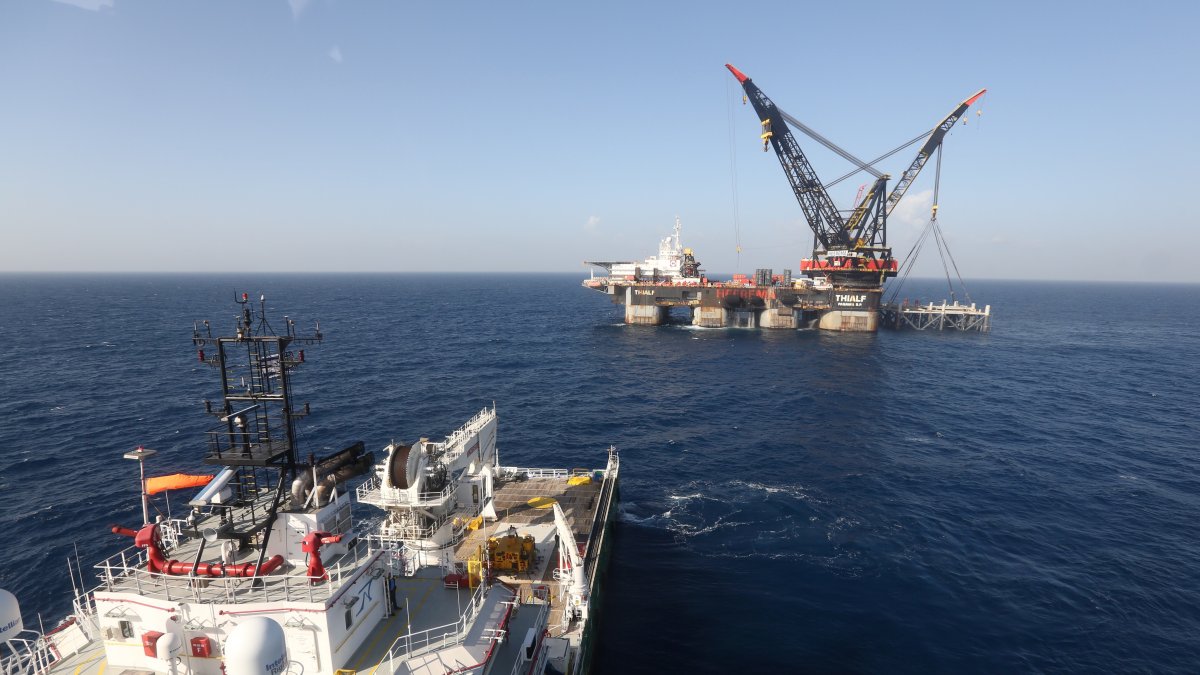 Avance. El buque grúa más grande del mundo en la plataforma de gas Leviatán, en el mar Mediterráneo.
