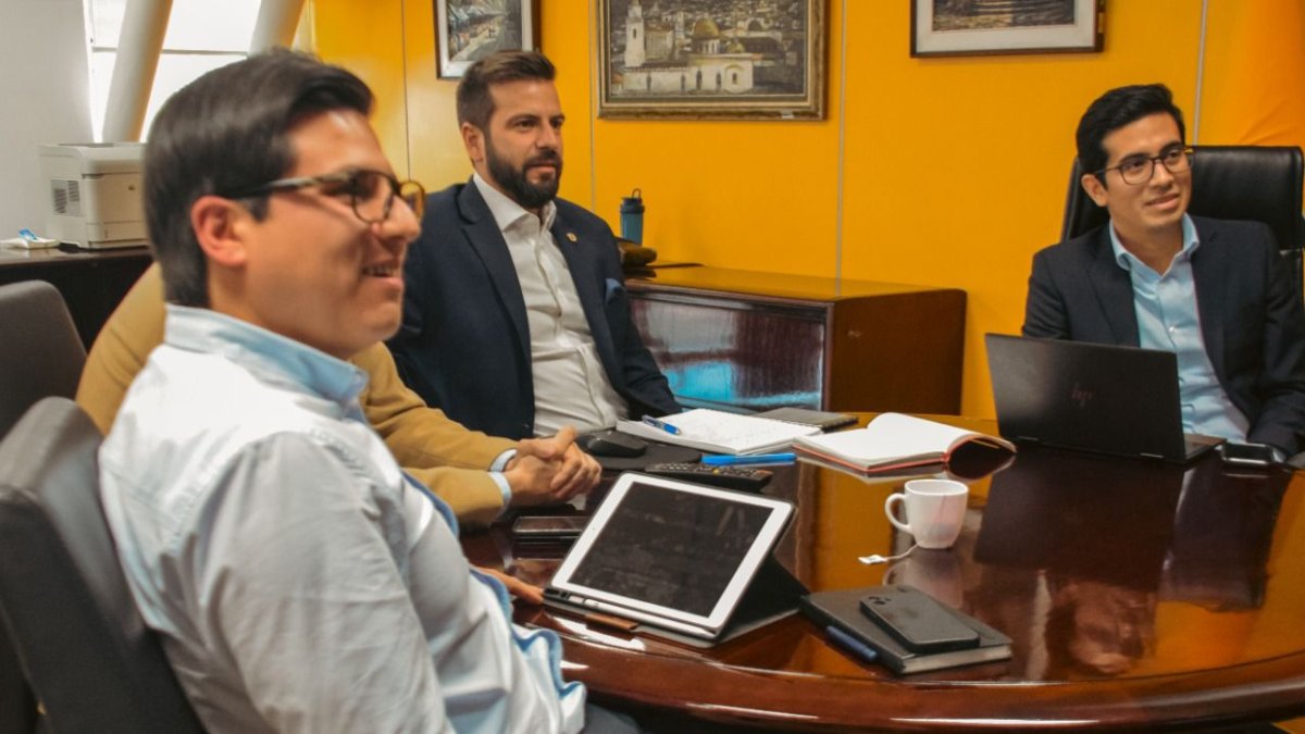 Pablo Arosemena en la reunión con el FMI junto a funcionarios del Ministerio de Economía y Finanzas.