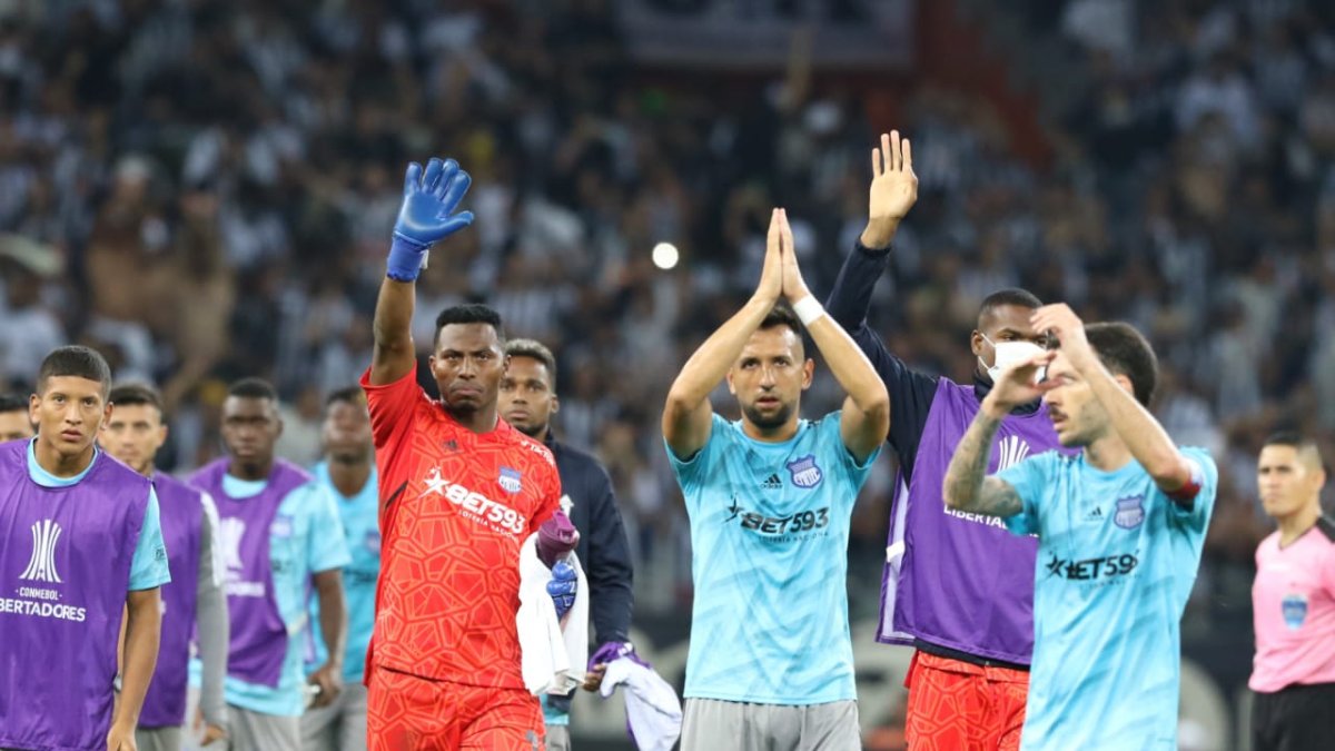 Los jugadores de Emelec dejaron el Mineirao entre aplausos de su público.