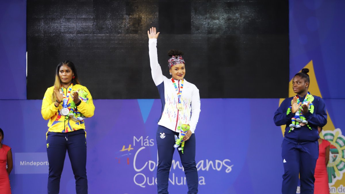 La pesista ecuatoriana Neisi Dajomes (c) obtuvo 2 oros en los 81 Kg con récord sudamericano y panamericano incluido.