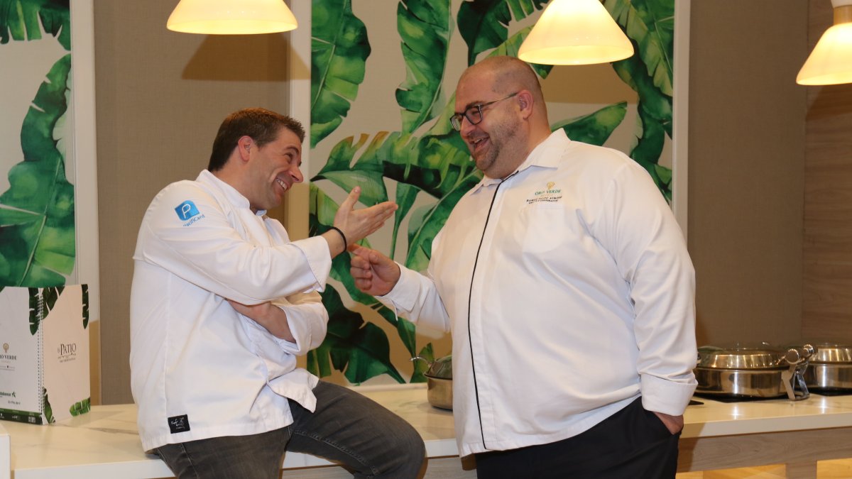 David y Ramón son los responsables de los deliciosos platos que presente el Hotel Oro Verde