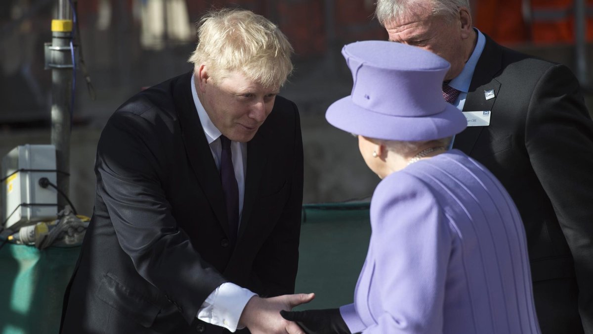 La reina Isabel II de Inglaterra saludando a Boris Johnson