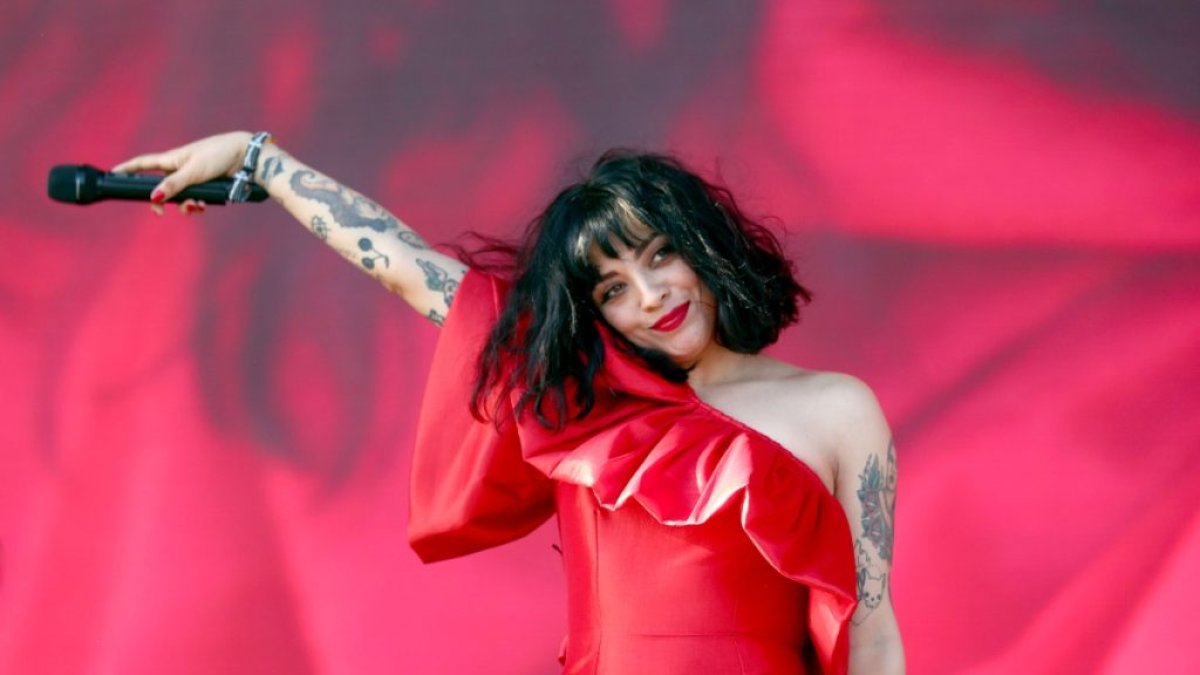 La chilena ha ganado discos de diamante por sus álbumes Mon Laferte (vol.1) y La Trenza. Su nueva reciente producción se llama '1940 Carmen', de aquí se desprende la canción Supermercado.