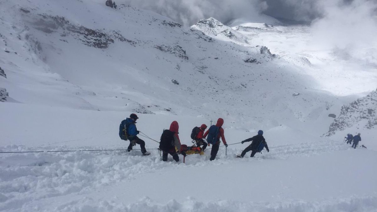 Equipos de rescate se encuentran en el nevado para iniciar operaciones de extracción de cuerpos en caso de necesitarse.  Foto de las labores realizadas en la avalancha de octubre de 2021