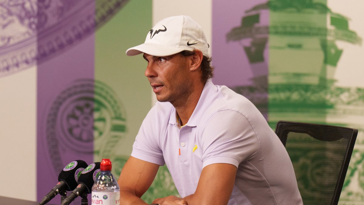Rafael Nadal, tenista español, mientras anuncia su retiro de Wimbledon por lesión.