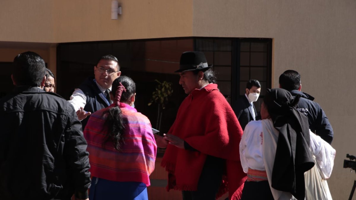 Leonidas Iza y demás representantes de indígenas llegaron para instalar las  mesas de diálogo con el Gobierno