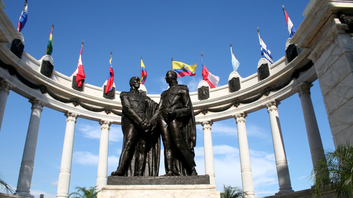 Monumento a Simón Bolívar y San Martín, en el centro de Guayaquil, un ícono de la ciudad puerto.
