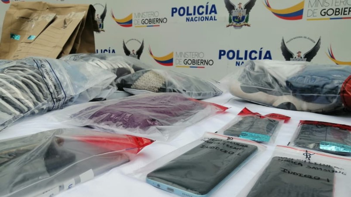 Como evidencias asociativas, la policía incautó varias terminales móviles en poder de los detenidos.