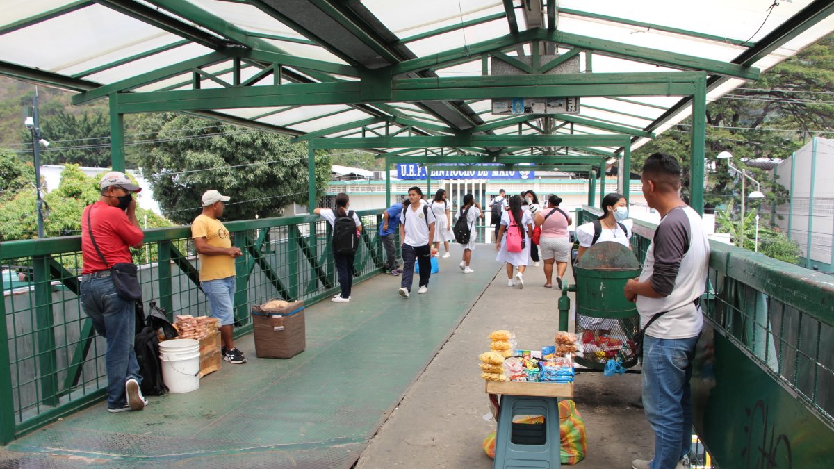Peatonales. Los informales aprovechan los pasos peatonales cercanos a los planteles, para vender sus productos alejados del resguardo municipal y evitar así sanciones.