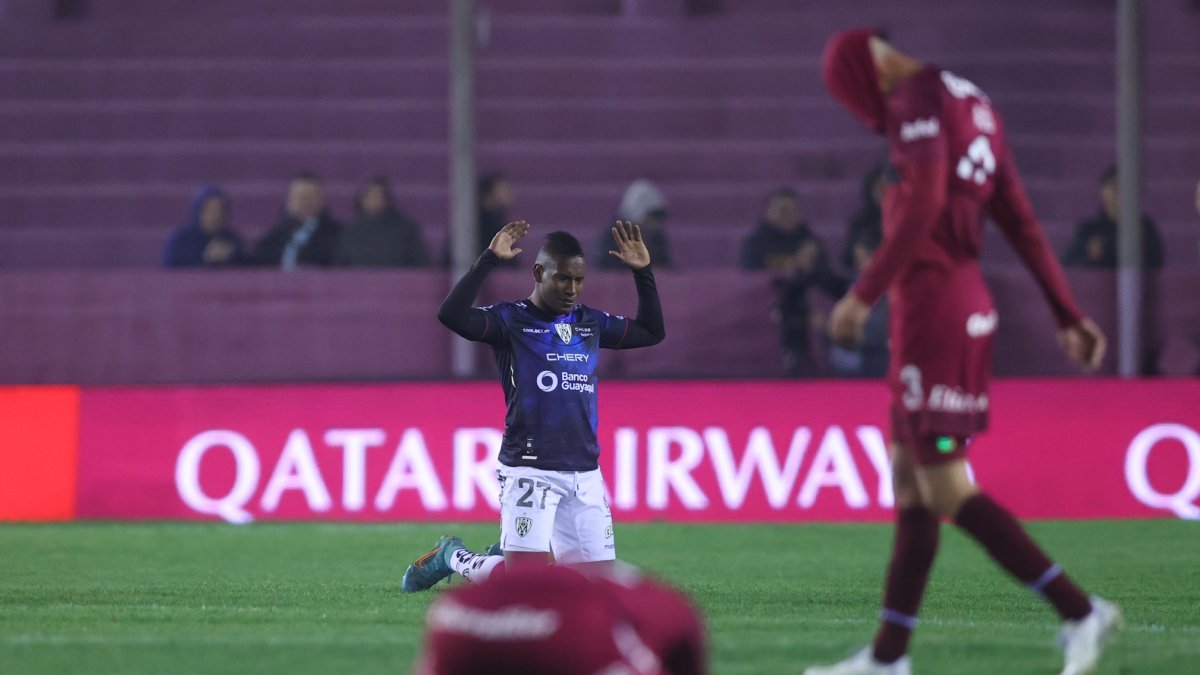 Willian Vargas de Independiente del Valle celebra tras el partido ante Lanús de los octavos de final de la Copa Sudamericana, en el estadio La Fortaleza, en Buenos Aires (Argentina).