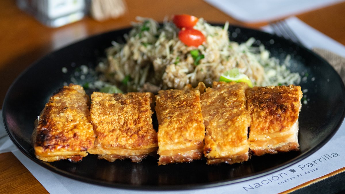 La panceta es un corte de carne ideal para cocinar en la parrilla.