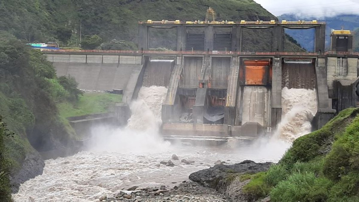Las centrales Agoyán y San Francisco se ubican en la ciudad de Baños de Agua Santa, aprovechan las aguas del río Pastaza y funcionan en cascada para dotar de 368 MW de energía.