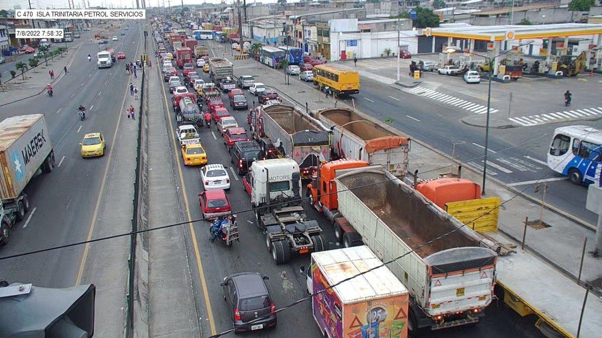 Tránsito. Las calles lucían llenas de tráfico en las primeras horas de hoy.