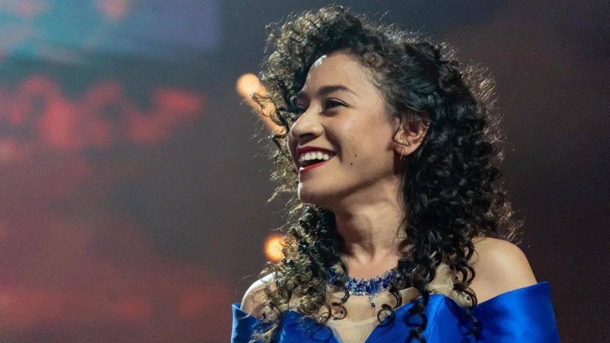 No importa dónde esté, Karen siempre está dispuesta a mostrar sus raíces.