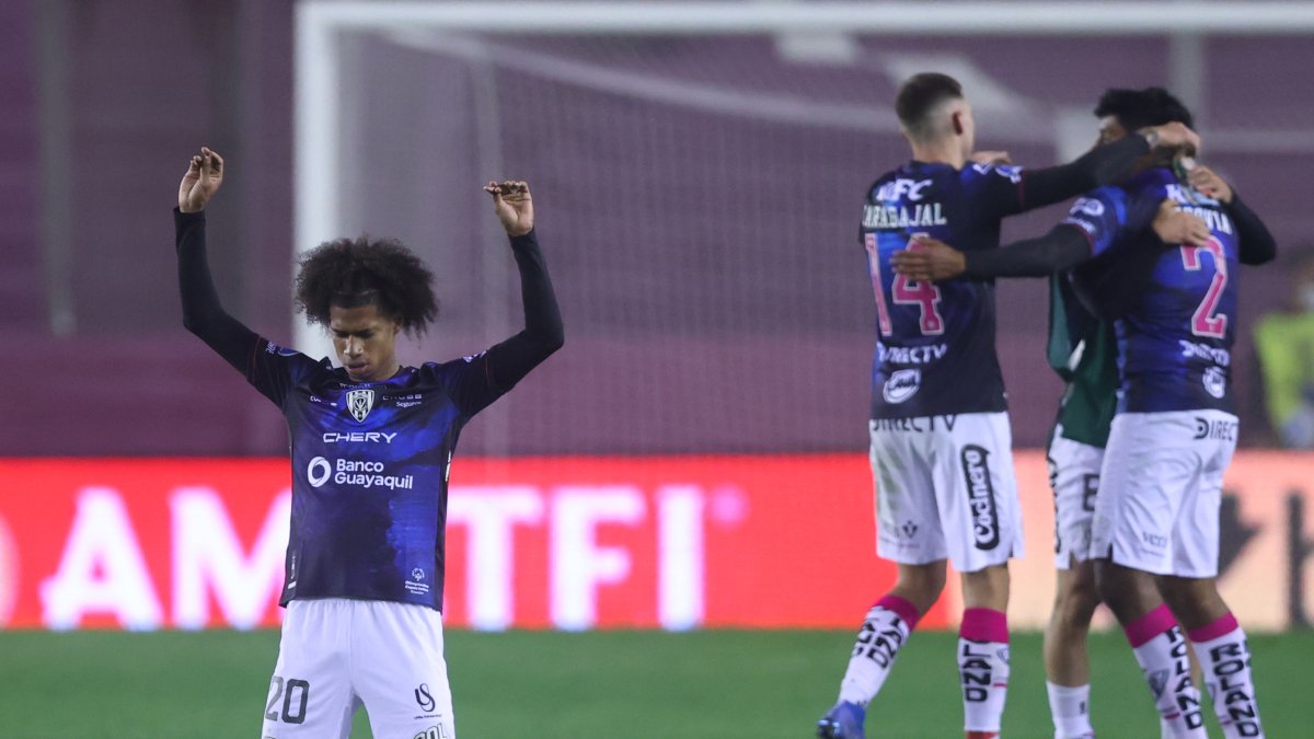 Los jugadores de Independiente del Valle festejan la clasificación a los cuartos de final de la Copa Sudamericana después de empatar sin goles en la cancha de Lanús.
