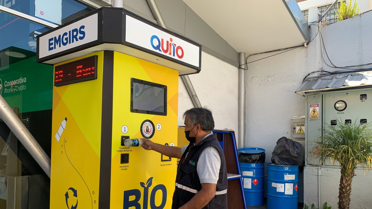 Proceso. Son tres pasos: se debe escanear el código de barra de la botella, se la deposita y se recibe el dinero.