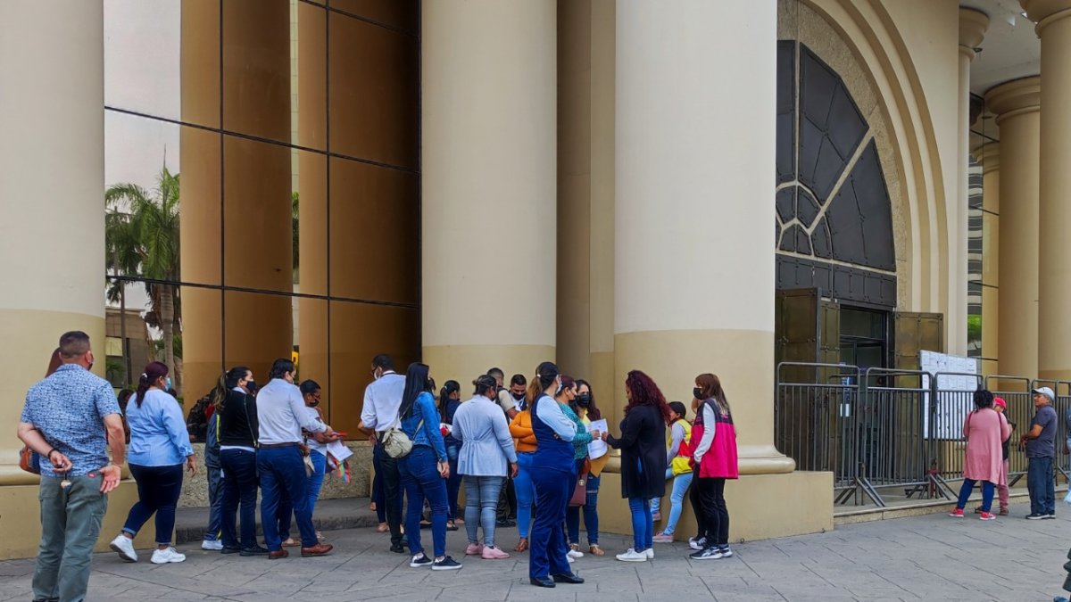 Comprobante. No solo tienen que presentar su cédula sino el comprobante de haber pagado por el documento.