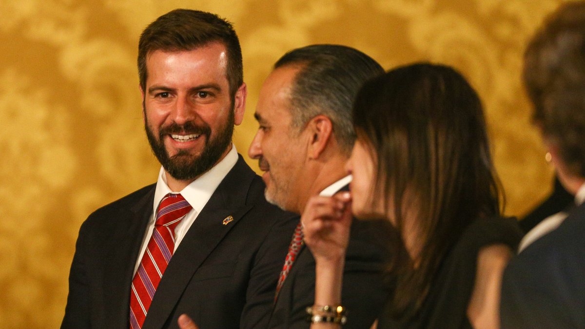 El nuevo ministro ecuatoriano de Economía, Pablo Arosemena (i).