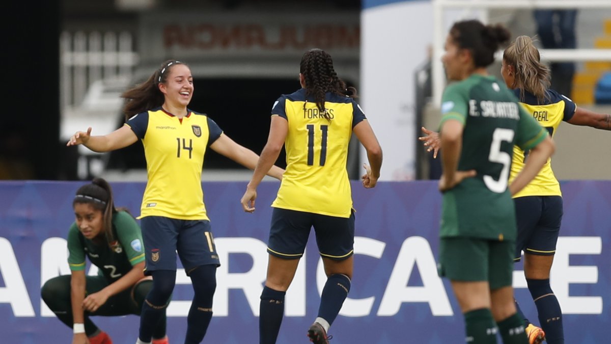 Danna Pesántez (2-i) de Ecuador celebra un gol ante Bolivia hoy, en un partido del grupo A de la Copa América Femenina en el estadio Pascual Guerrero en Cali (Colombia).