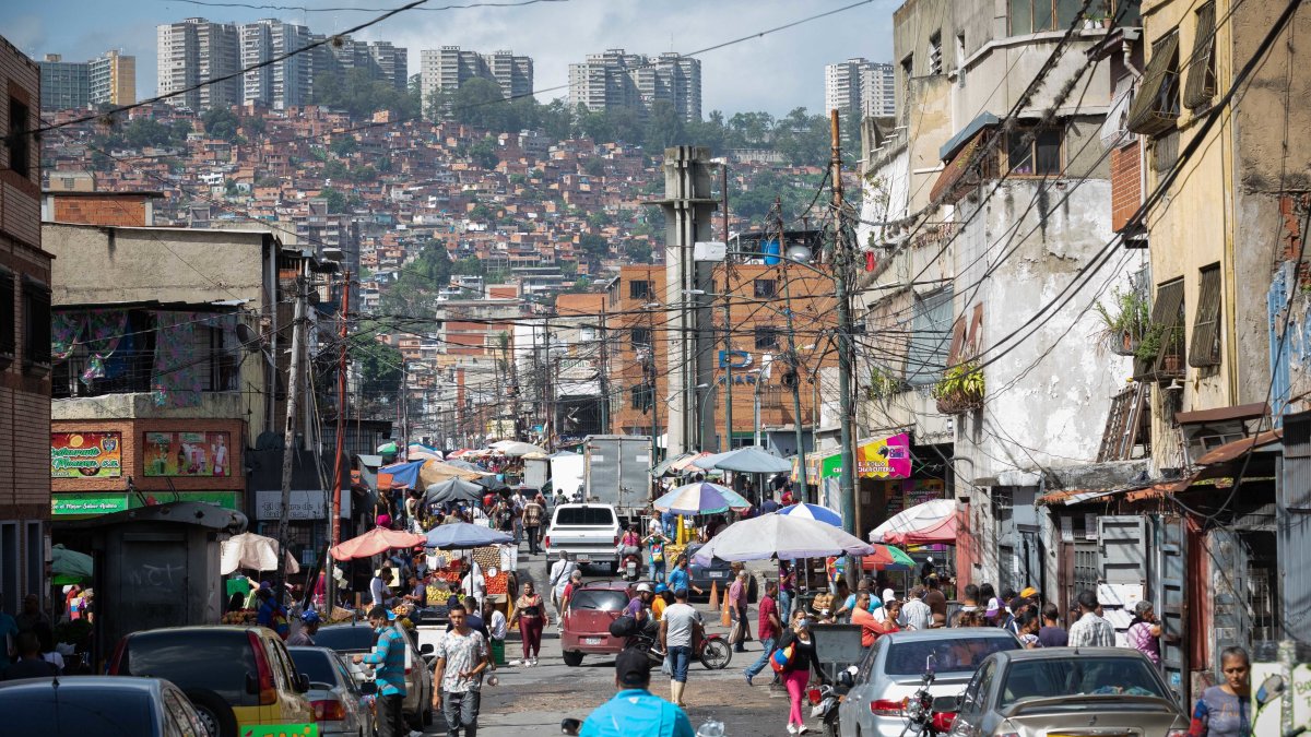 Vista del mercado de Catia, el 1 de julio de 2022 en Caracas (Venezuela). EFE