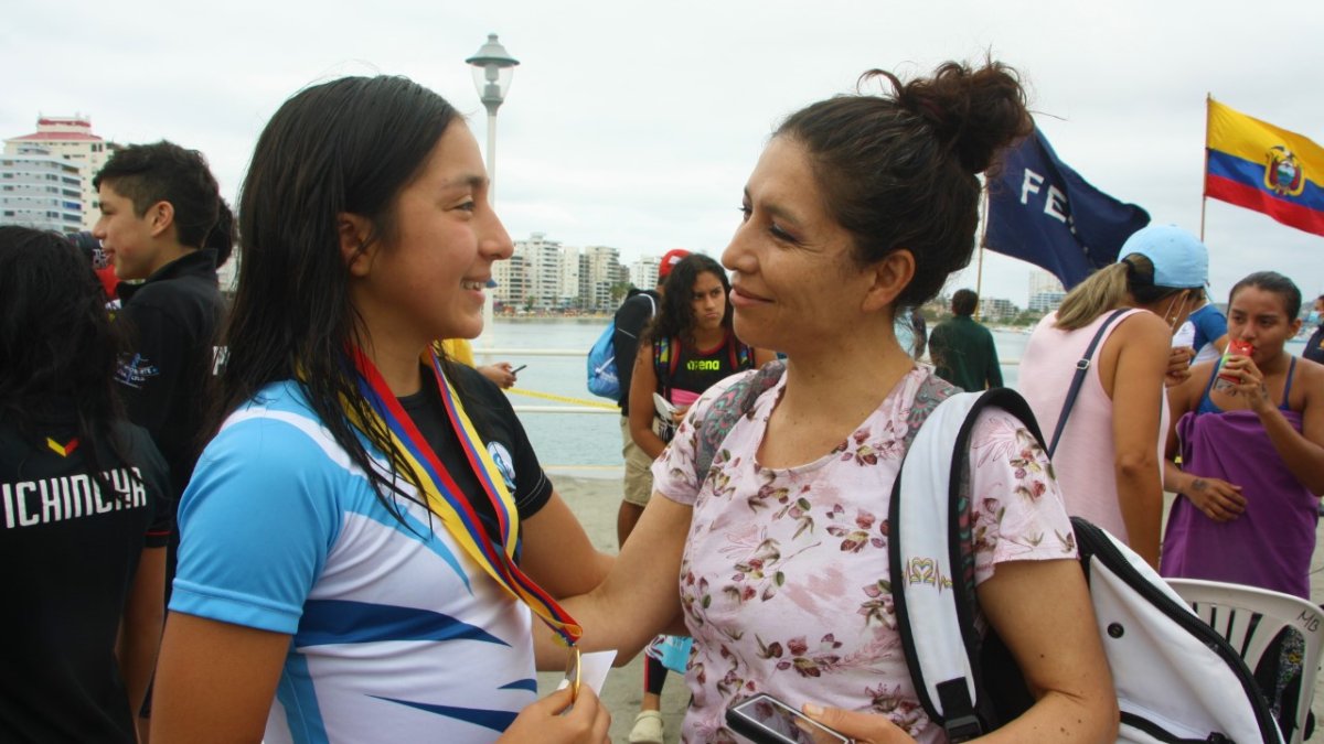 Rafaela Coello (i), nadadora quiteña, recibe la felicitación de su tía Elizabeth Coello, quien la acompañó en su victoria.