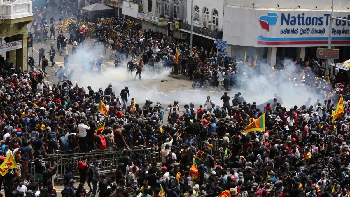 Las fuerzas de seguridad disparan gases lacrimógenos para dispersar la manifestación que pedía la dimisión del presidente de Sri Lanka.