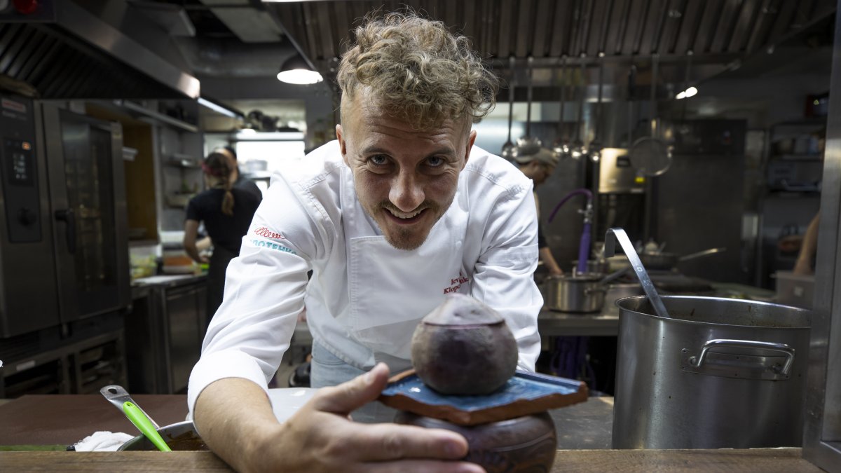 El chef ucraniano Yevhen Klopotenko cocina