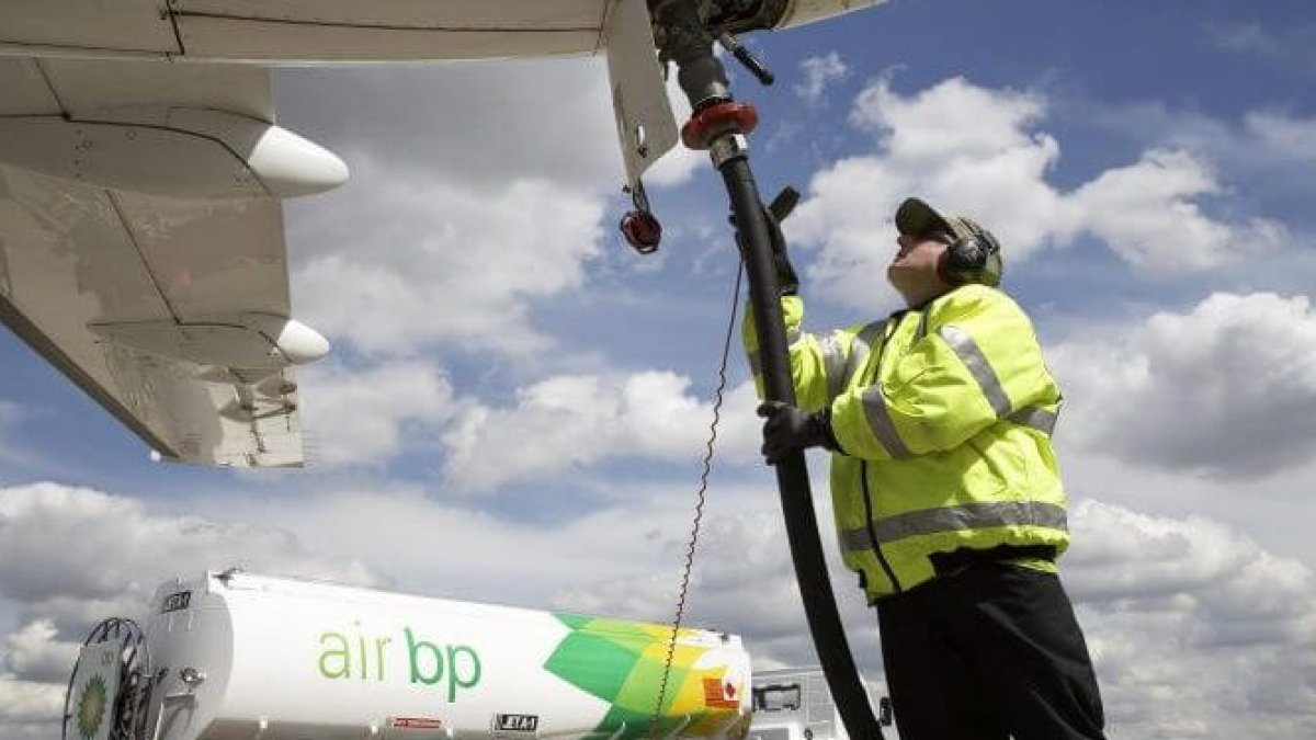 Ecuador declara desierto concurso para importación de gasolina de aviación.