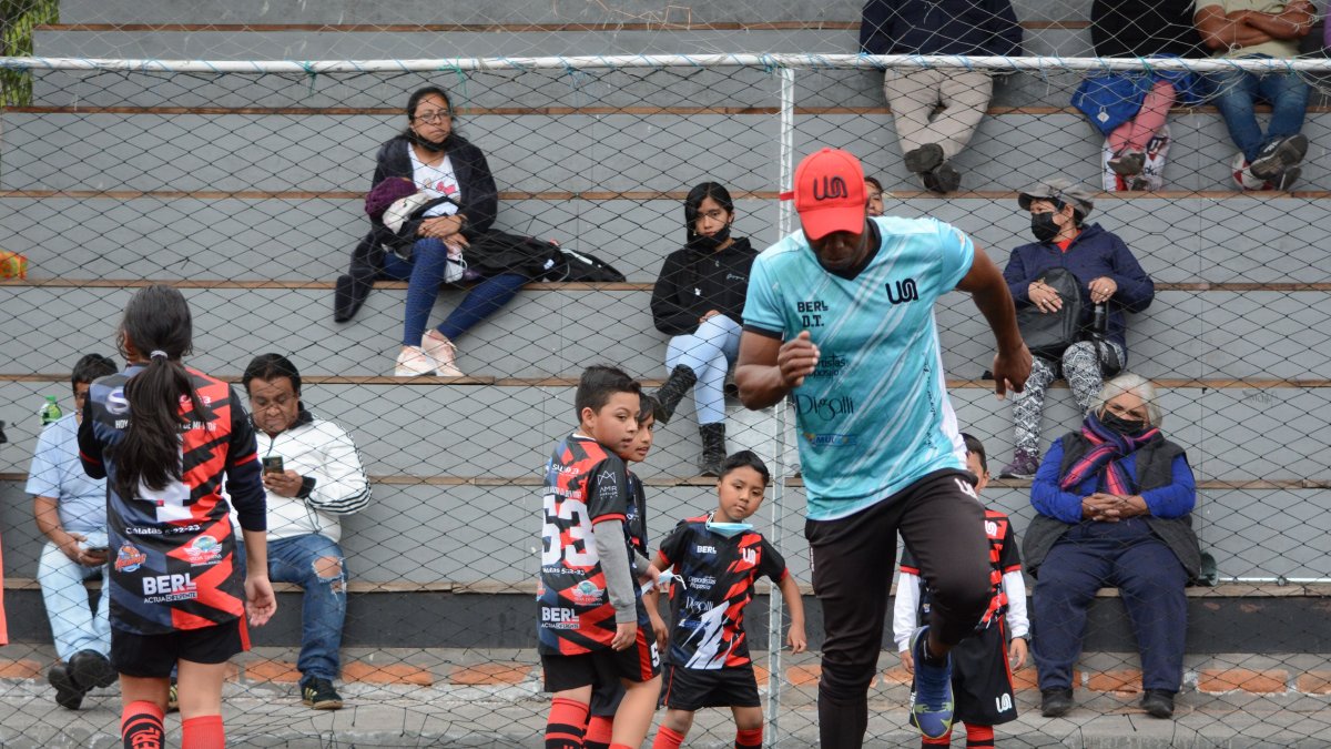 William Araujo muestra los ejercicios a los integrantes de su escuela de fútbol.