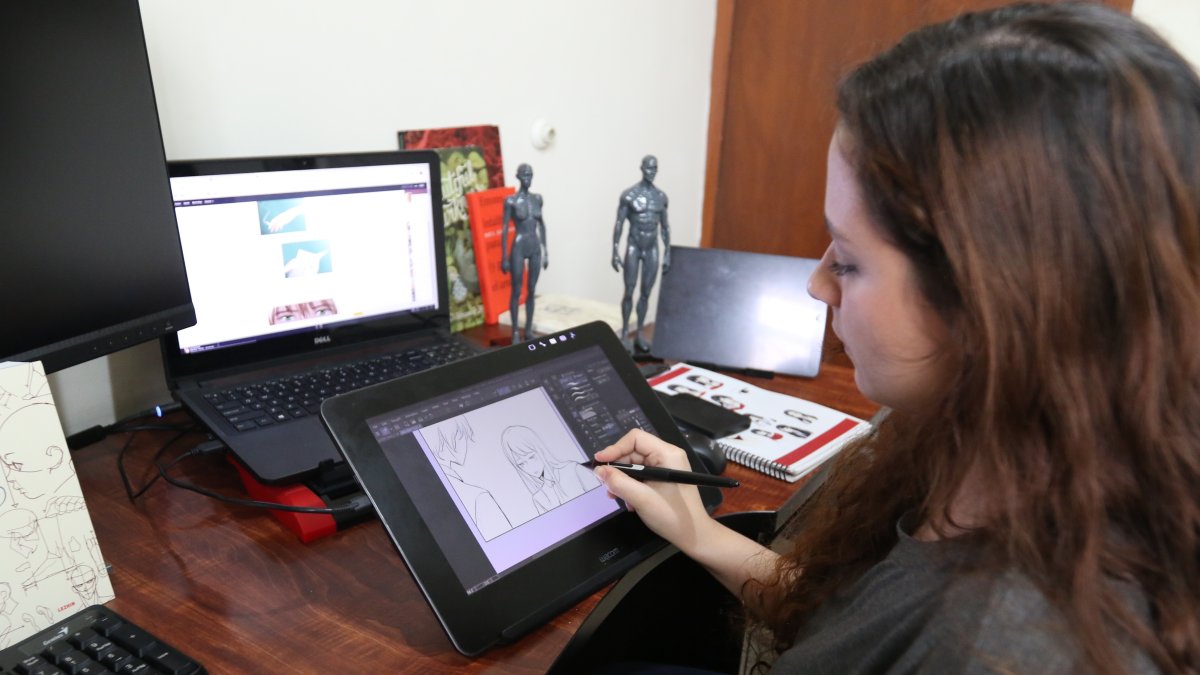 Realidad. Los creadores de cómics tienen distintos métodos para elaborar sus historias, los cuales pueden ir del dibujo digital al tradicional.