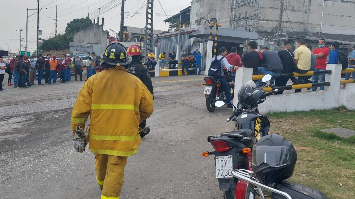 Incendio en una fabrica de plásticos