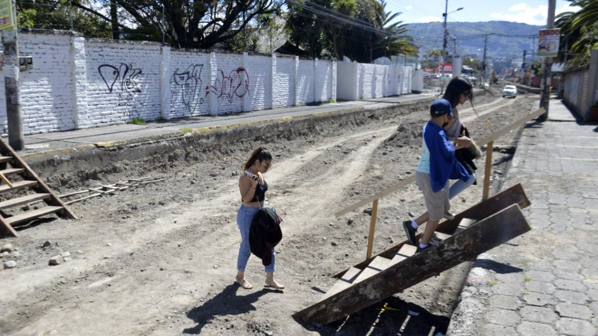 Pausa. El Consorcio Rumiñahui levantó el asfalto de la avenida para cambiar la tubería y luego suspendió la obra por 24 días.