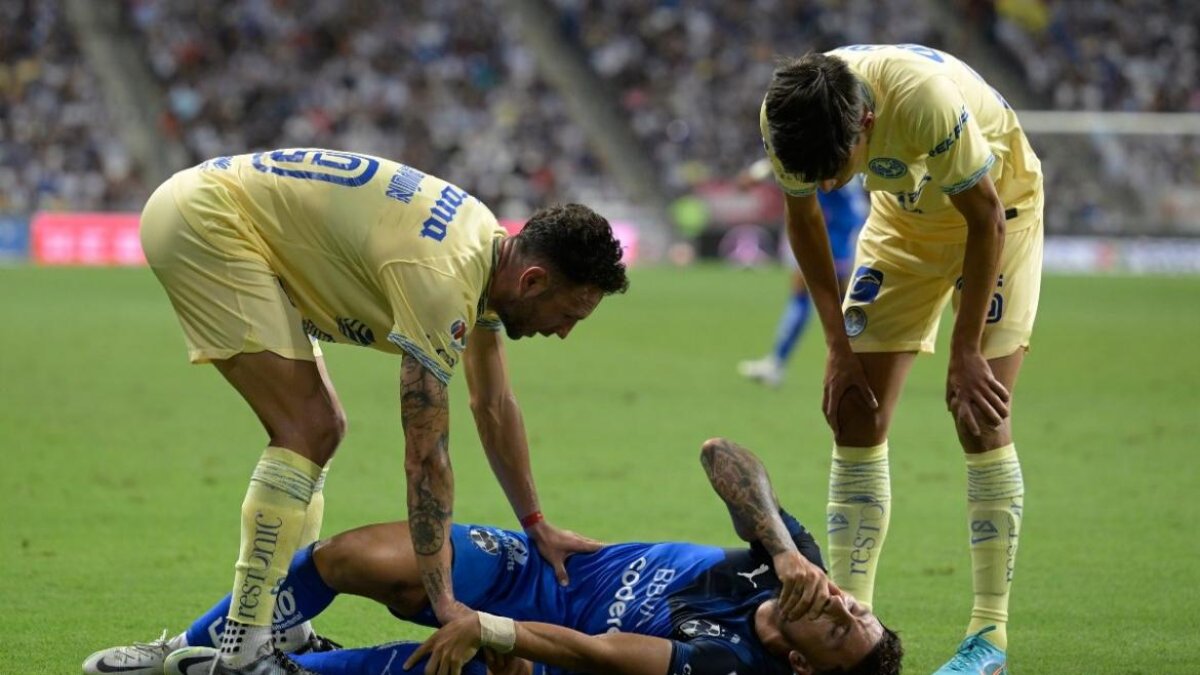 Joao Rojas del Monterrey no pudo terminar el encuentro ante el América, por una lesión en su rodilla.