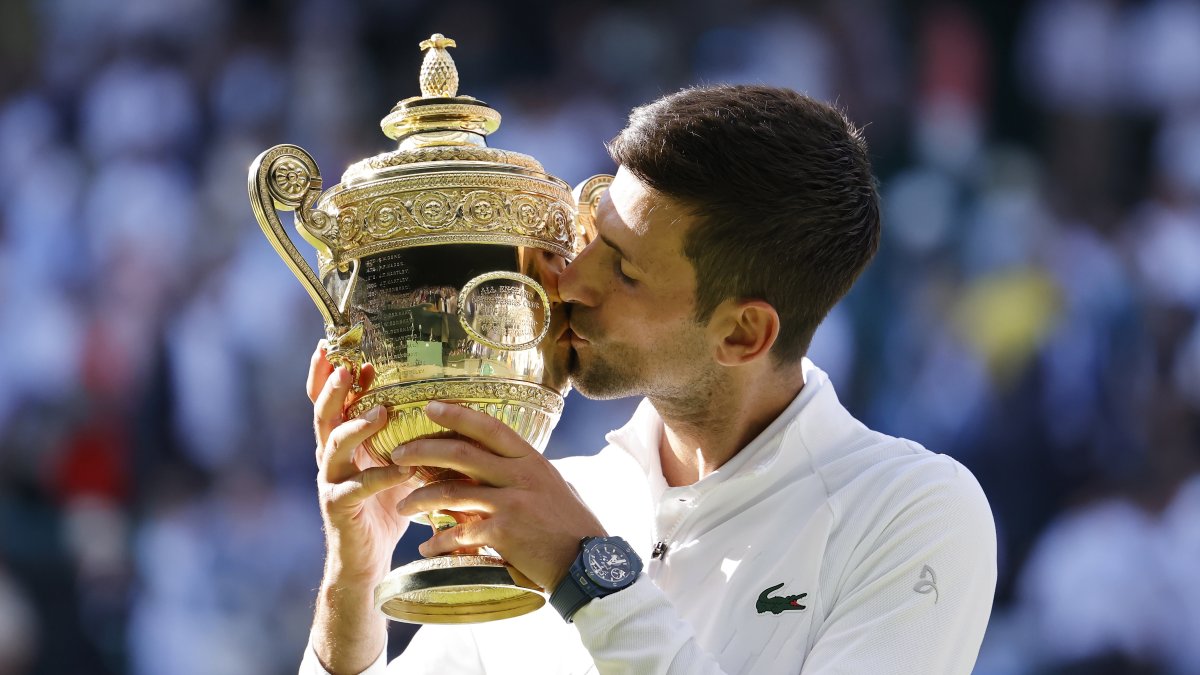 Novak Djokovic, tenista serbio, besa el trofeo luego de ganar Wimbledon.