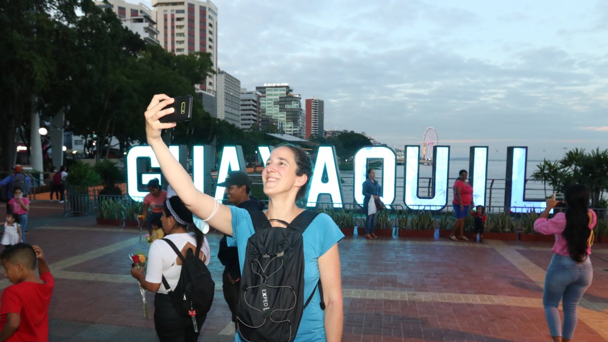 Turismo. Carmen Imhof, de nacionalidad suiza, recién había llegado a la ciudad para recorrerla durante las fiestas julianas. En una foto estampó el sitio donde estaba para enviar a su familia.