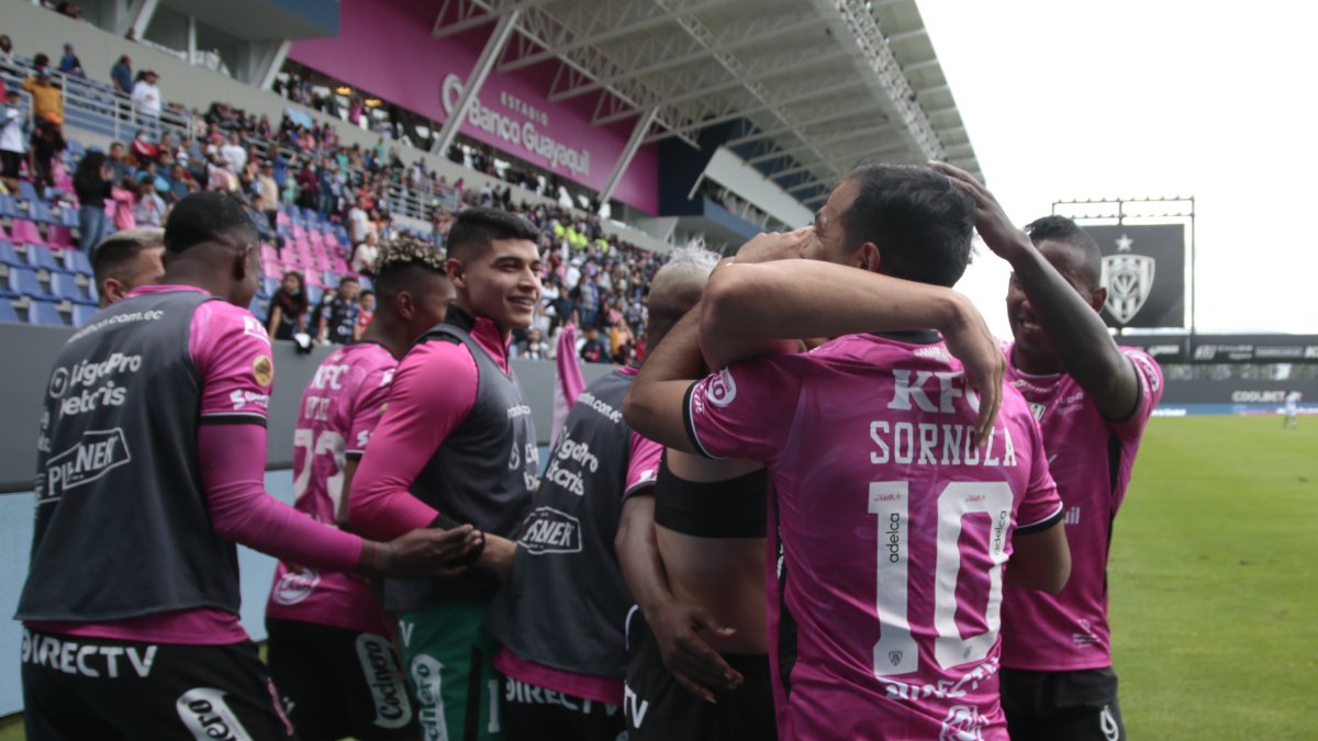 Fernando Gaibor (sin camiseta) es felicitado por sus compañeros después de anotar un golazo.
