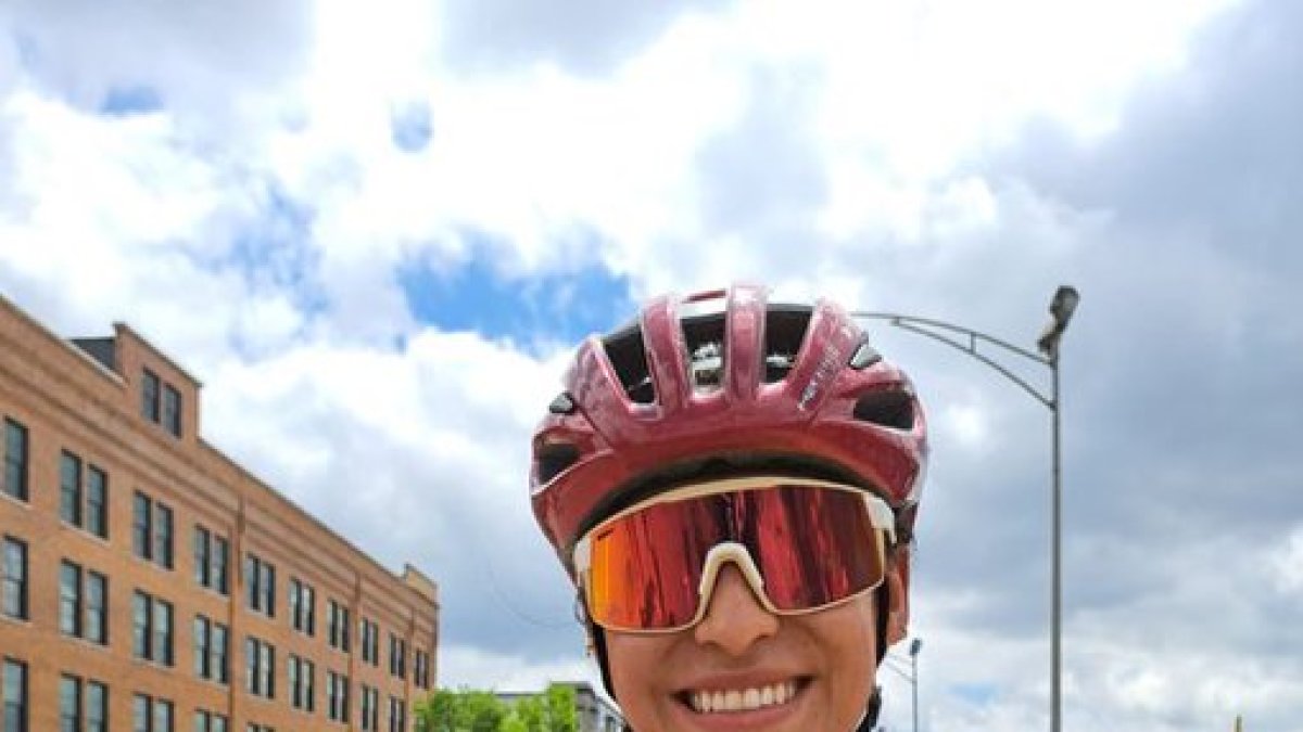 La patinadora tricolor Gabriela Vargas muestra la medalla de oro alcanzada en los Juegoas Mundiales.