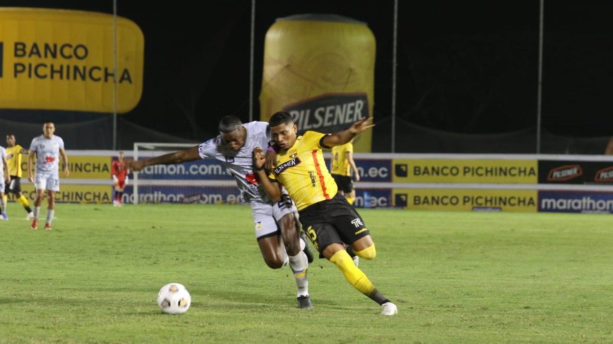El partido se vuelve parejo en el mediocampo, pero Delfín logra ser más incisivo.