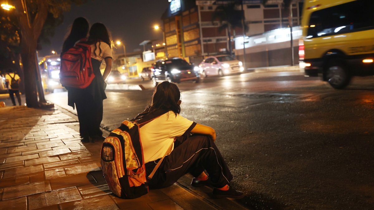 Desprotegidos. En una ciudad convulsionada por la delincuencia, menores se arriesgan para esperar el bus.