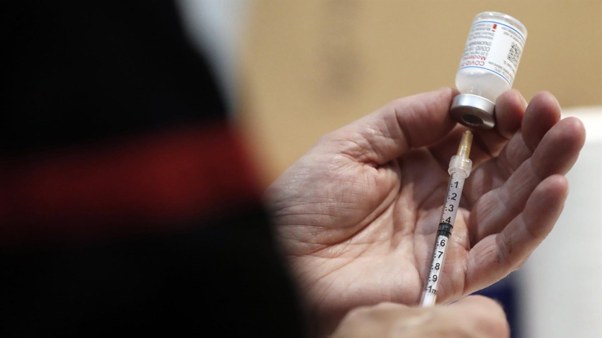 Vista de una dosis de la vacuna contra la covid-19 de Moderna