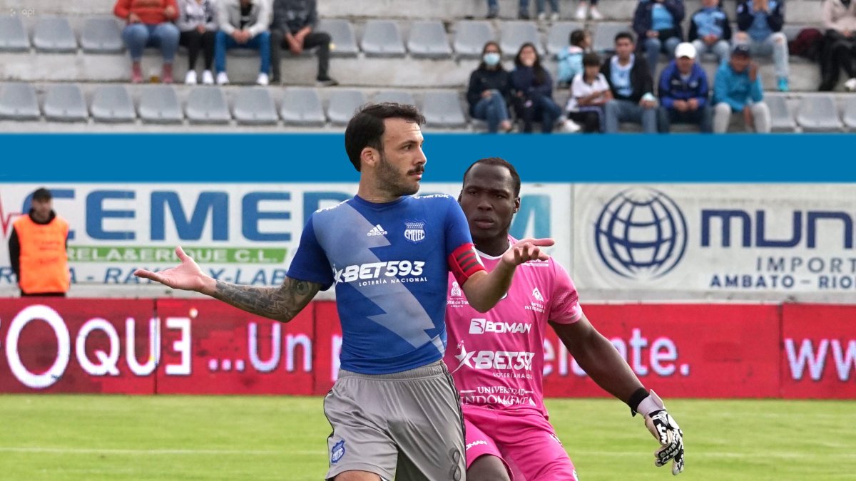 Johan Padilla, golero de Macará, toma de la camiseta al volante de Emelec Sebastián Rodríguez durante el festejo.