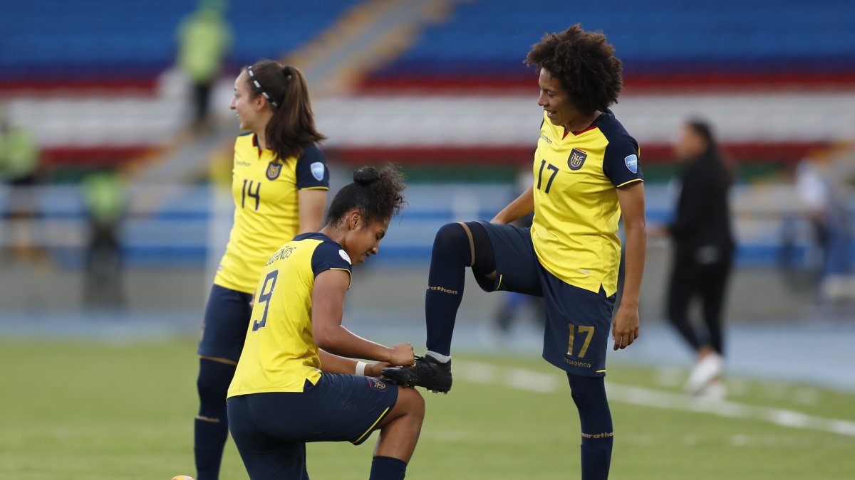 Las jugadoras de la Tricolor femenina y el especial festejo con Joselyn Espinales tras marcar un golazo en la victoria ante la selección boliviana.