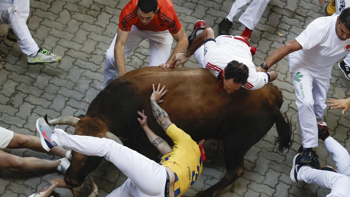 Imagen del peligroso encierro de los Sanfermines de hoy lunes.