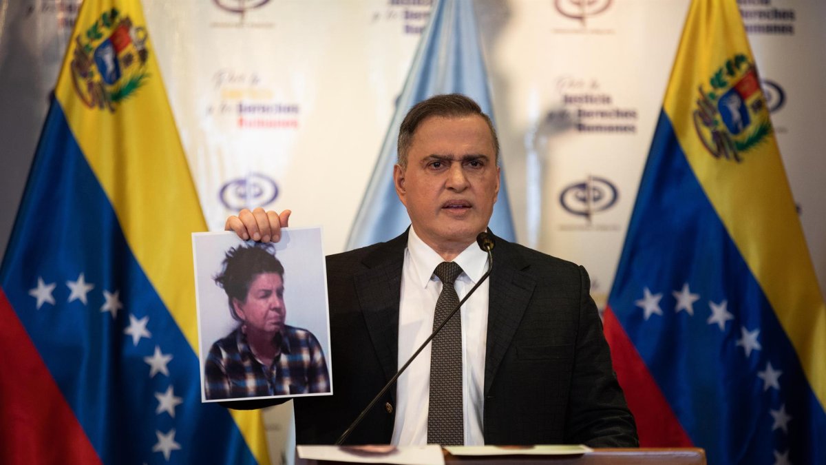 El fiscal general de Venezuela, Tarek William Saab, muestra una foto de Maxiorisol Cumare durante una rueda de prensa en el Ministerio Público en Caracas (Venezuela), el 6 de julio de 2022.