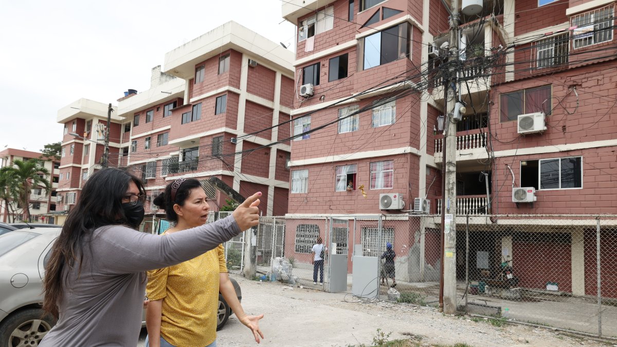 El mal estado de las calles ha sido dado a conocer a las autoridades municipales a la espera que dispongan la regeneración. Con esta se terminarían los ‘tallarines’ colgantes de los postes.
